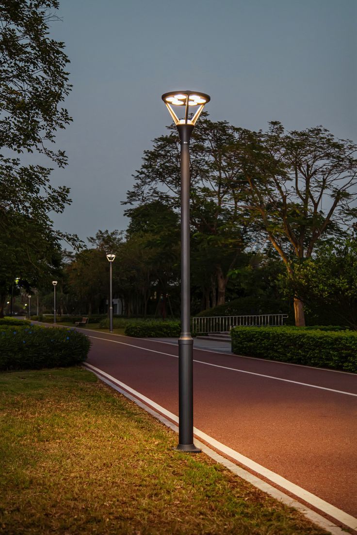 💡 ۱۰ نکته کاربردی برای انتخاب و خرید چراغ پارکی مناسب برای فضای باز